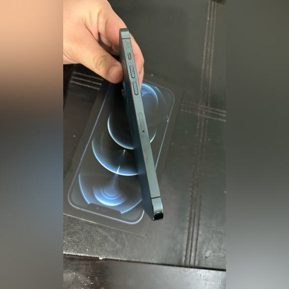 iPhone 12 Pro Max - Picture 3 of 11